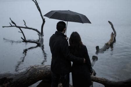 情侣雨中漫步的图片 两个人在雨中漫步的唯美图片_配图网