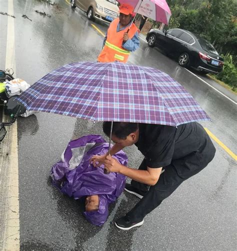 暖心：办案途中，法官雨中撑伞救助车祸伤员-大河号-大河网