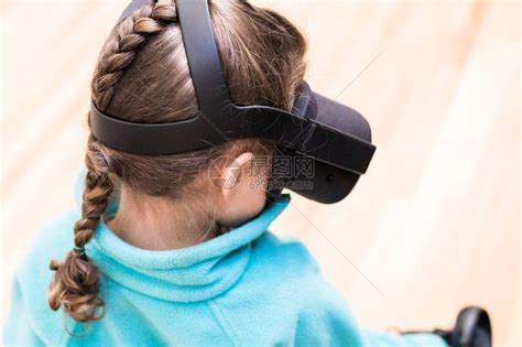 小女孩在客厅玩VR儿童游戏高清图片下载-正版图片504027552-摄图网