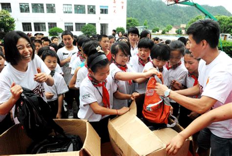 小学生发明智能书包被企业相中_中国网教育|中国网