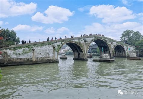 杭州西湖三桥，被当地人誉为“情人桥”，每座桥都有一个爱情故事
