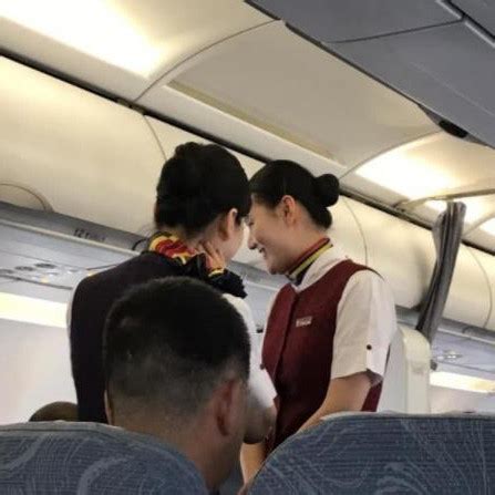 国泰航空空姐拒挂中文名牌，称"不讨好内地客" - 中国民用航空网