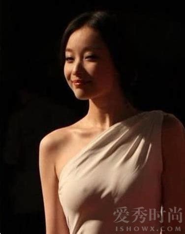 女生不穿内衣图片