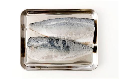 不锈钢托盘上的冷冻鲭鱼片高清图片下载-正版图片506575533-摄图网