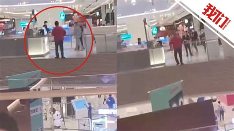 上海一男子商场内跳楼砸伤女顾客：男子抢救无效死亡 女子无生命危险_腾讯视频