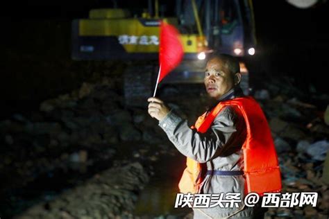 视频|记者探访大荔北洛河决口抢修现场 民兵洪水中游到对岸进行封堵 - 西部网（陕西新闻网）