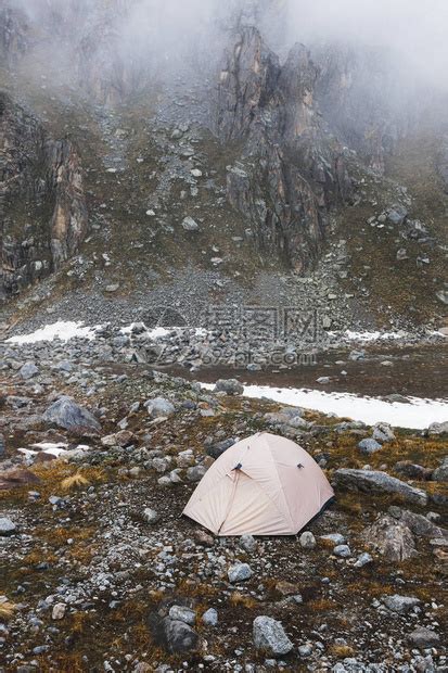 在冬季山区用帐篷宿营背着高清图片下载-正版图片503530693-摄图网
