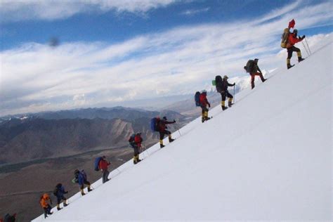 山顶上的队伍剪影图片-成功登上顶峰的攀登者剪影素材-高清图片-摄影照片-寻图免费打包下载