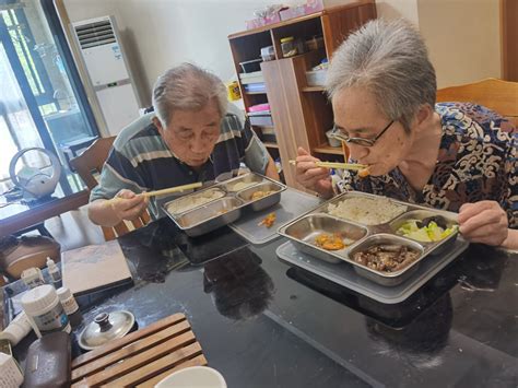 73岁儿子伺候99岁妈妈吃饭_凤凰网视频_凤凰网