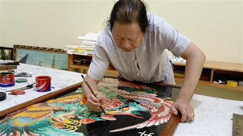 66岁老人画漆画52年，自己熬漆常画至凌晨，苦练8年画被认可_凤凰网视频_凤凰网