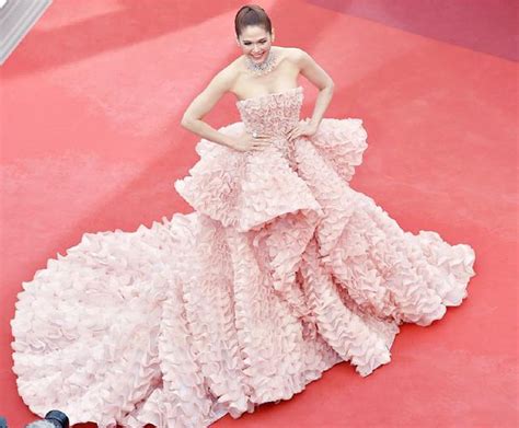 “泰国范冰冰”纱裙亮相电影节，红毯致胜秘诀就是礼服占地面积大