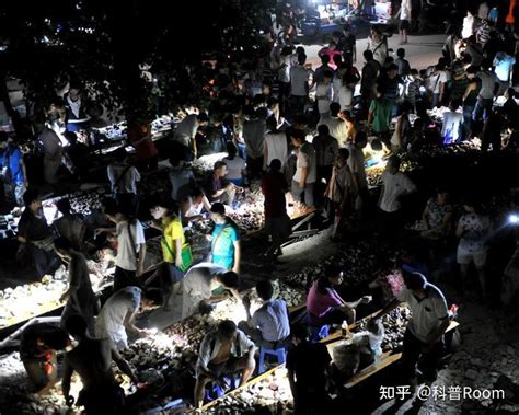 在深圳，凌晨3点开张的“鬼市”！有人用了一百块买了两台手机....__凤凰网