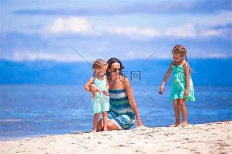 荒岛热带白色沙滩上的可爱小女孩和年轻母亲高清摄影大图-千库网