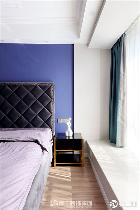 主卧背景用紫色涂料粉刷，和床的灰色搭配起来营造出清幽、典雅的氛围，有利于身心放松-家居美图_装一网装修效果图