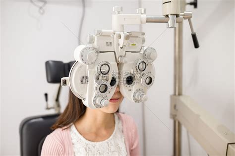 女在眼镜中看眼透视器确定高清图片下载-正版图片507285269-摄图网