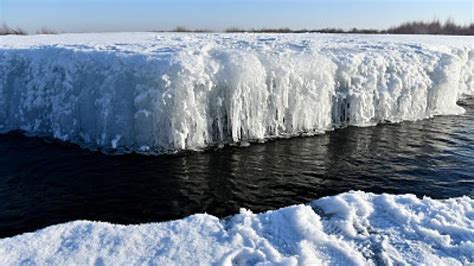 地球上融化的冰高清摄影大图-千库网