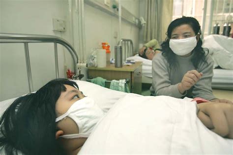 图文：妈妈关爱地看着病床上患白血病的女儿_新闻中心_新浪网