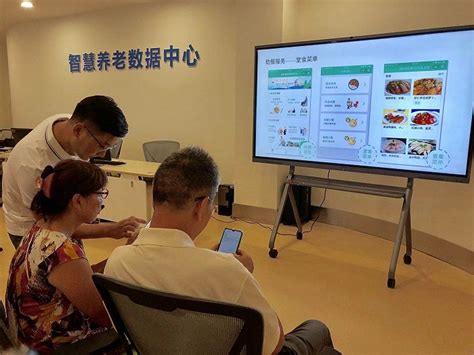 智慧养老，上海为老年人打造家门口的人工智能服务站|界面新闻