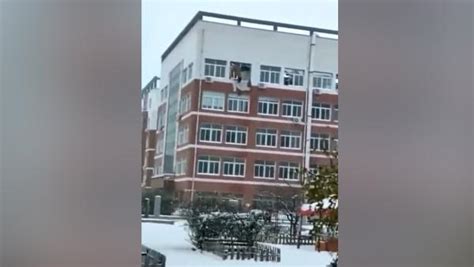 齐齐哈尔中学坍塌事故，被埋人员身份流出，事故原因公布惹众怒_【快资讯】