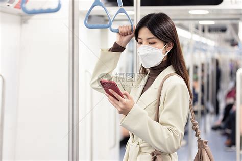 女性在地铁上使用手机高清图片下载-正版图片501701393-摄图网