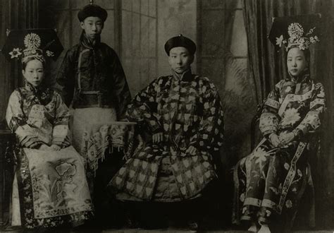 科尔沁亲王阿穆尔灵圭和夫人、儿子的合影（右坐者似为亲王之妹）