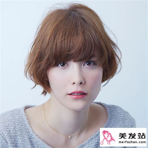 长脸短发甜美女生头像