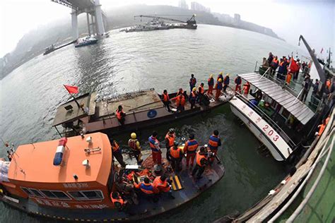 贵州公交车坠湖瞬间曝光，有高考生在车内！已救出36人，21人无生命体征…