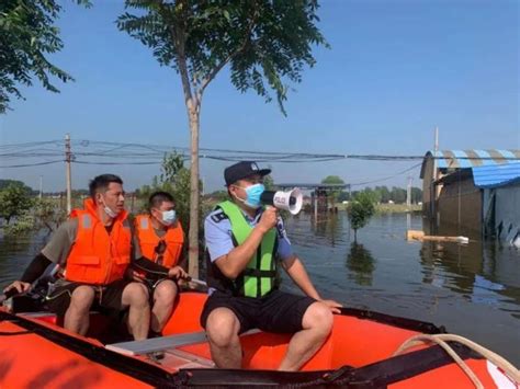 撤离卫辉：被洪水围困的7天 水上“孤城”的接力救援_凤凰网