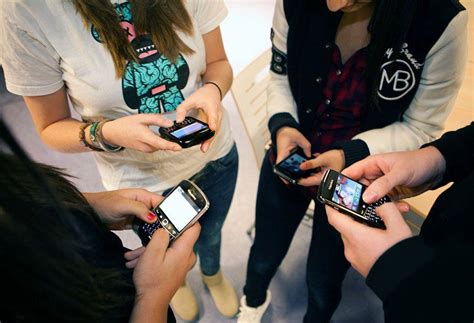 最新报告：79%大学生上课玩手机，娱乐购物居多 | 爱搞机