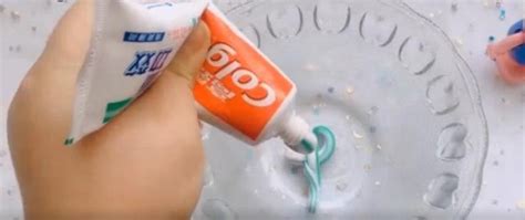 用牙膏做起泡胶最简单的做法 开始搅拌一直搅拌到牙膏融化为