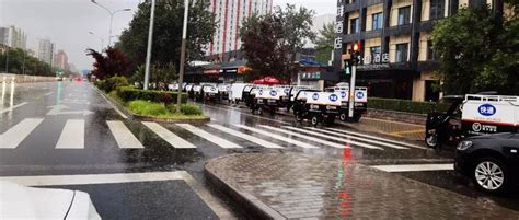 上海暴雨致河水暴涨 政府调4辆卡车压住“浮桥”(图)_凤凰资讯