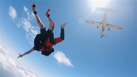 高空跳伞人物高清图片下载-找素材