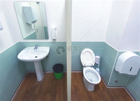 下沉房间家厕所宽角视图有木地板和砖墙有镜子绿篮水槽和瓷碗高清图片下载-正版图片307934399-摄图网