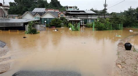 外媒：韩国连日暴雨已造成7人死亡，逾千人被疏散