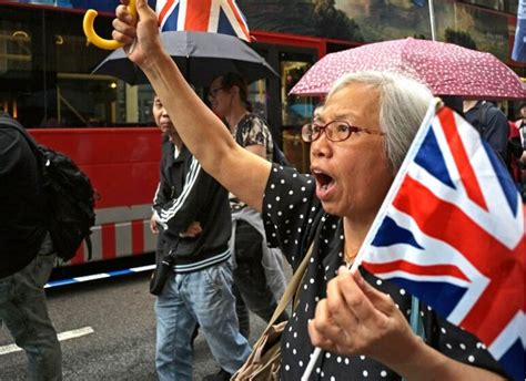 港媒：爱举英国国旗的香港“王婆”袭击女保安罪名成立，被判即时监禁1个月