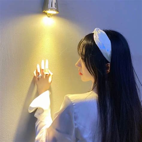 侧脸甜美女生头像图片