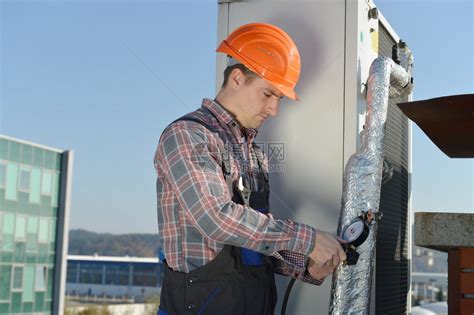 空调修理机修屋顶空调系统的年轻维修员高清图片下载-正版图片502887011-摄图网