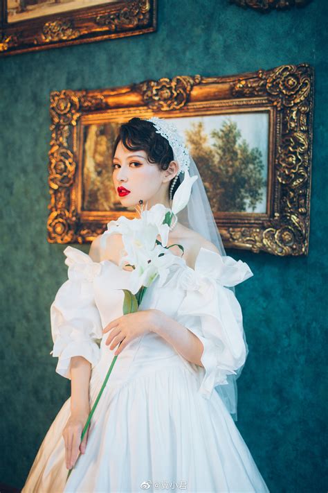 更新一组复古写真造型，法式赫本风缎面婚纱