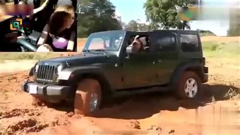 国外美女开车过泥地被陷，画面太美不敢看！