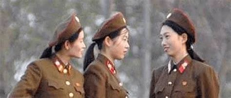 鸭绿江对岸的朝鲜女兵，总是深情望着对岸，有人洗澡也不避讳_中国