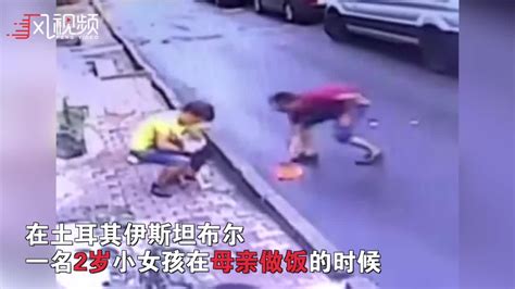 土耳其2岁女童不慎坠楼 17岁男孩瞬间一把接住_凤凰网视频_凤凰网