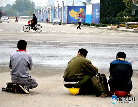 太难！杭州街头农民工路边等活干 一个月工作几天 挣得钱只够租房__凤凰网