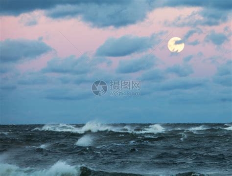 风雨如磐的大海与美丽的月亮高清图片下载-正版图片503454977-摄图网