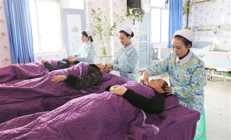 重庆江津区中医院医护人员用推拿按摩治疗失眠患者-健康养生-国医小镇