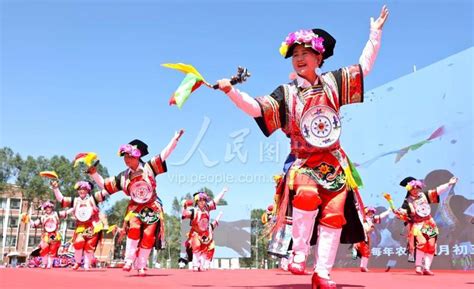 农村大妈广场舞《红红的大中国》跳出了农村人的气质，舞美人更美_腾讯视频