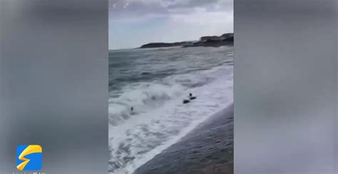 视频｜青岛2名游客被海浪卷走 其中一人曾爬上岸边_手机新浪网