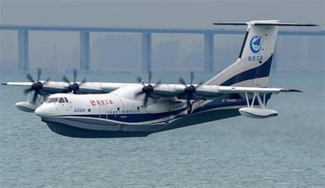 大国展翼 中国造“鲲龙”AG600进行首次水上飞行