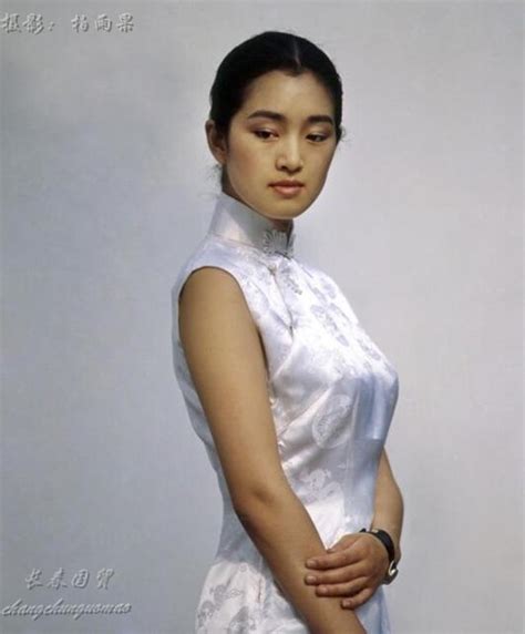 巩俐妆容甜美女生头像