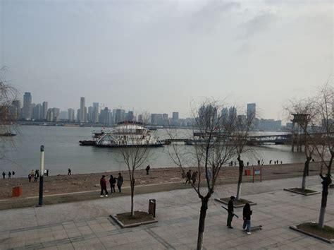 武汉，十里江滩走一走，两岸灯光秀一秀|江滩|汉口江滩|斗鱼_新浪新闻