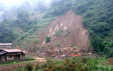 珠海一小区发生山体滑坡，多辆汽车受损